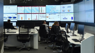 Les équipes de techniciens analysent et traitent les données envoyées par les moteurs FPT de toute la planète. © FPT Les équipes de techniciens analysent et traitent les données envoyées par les moteurs FPT de toute la planète. © FPT